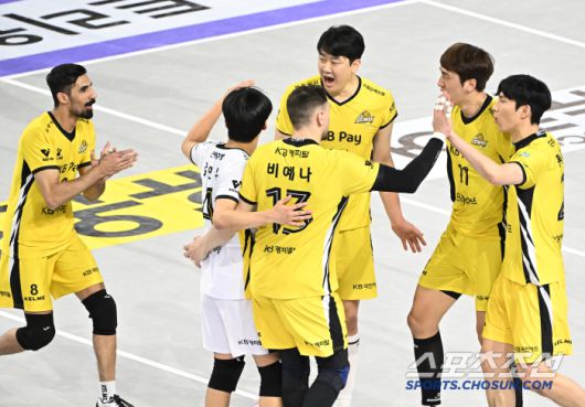 KB손해보험 선수들이 28일 대한항공과의 플레이오프 2차전서 득점후 기뻐하고 있다. 사진제공=KOVO