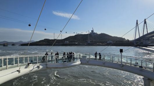 ◇울돌목은 명량해전의 격전지로 진도로 연결된 케이블카와 우수영관광지를 함께 즐길 수 있는 곳이다. 울돌목 위를 걸을 수 있는 스카이워크 위에 서면 물살의 세기를 직접 확인할 수 있다. 사진=김세형