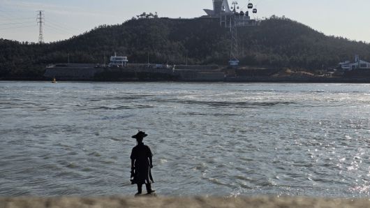 ◇울돌목 우수영관광지에서 있는 이순신 장군 조각상은 울돌목을 바라보며 괴뇌하는 인간 이순신의 모습을 담고 있다. 사진=김세형