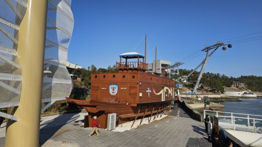 ◇울돌목 스카이워크를 걷다보면 만날 수 있는 판옥선. 사진=김세형