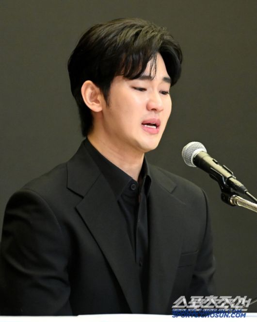 배우 김수현이 31일 서울 상암동 스탠포드호텔에서 기자회견을 갖고 사생활 논란에 대한 입장을 밝혔다. 입장을 밝히는 김수현의 모습. 허상욱 기자wook@sportschosun.com/2025.03.31/