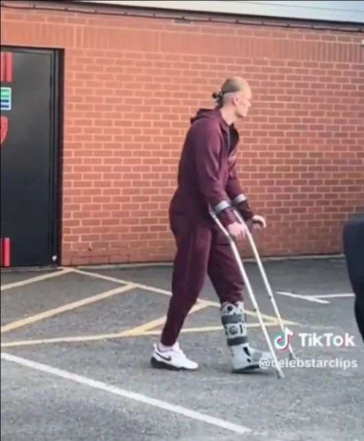 발목 보호대를 차고 목발을 짚은 맨체스터 시티 엘링 홀란. 영국 매체 더선 기사캡쳐