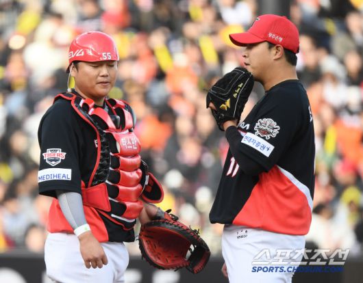 29일 대전 한화생명볼파크에서 열린 KIA-한화전. 8회말 등판한 조상우와 한준수가 대화 나누고 있다. 대전=정재근 기자 cjg@sportschosun.com/2025.3.29/