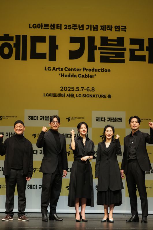 LG아트센터 연극 '헤다 가블러' 제작발표회       (서울=연합뉴스) 류효림 기자 = 배우 김정호(왼쪽부터), 지현준, 이영애, 백지원, 이승주가 8일 서울 강서구 마곡동 LG아트센터에서 열린 연극 '헤다 가블러' 제작발표회에서 포즈를 취하고 있다. 2025.4.8      ryousanta@yna.co.kr/2025-04-08 15:31:26/  <저작권자 ⓒ 1980-2025 ㈜연합뉴스. 무단 전재 재배포 금지, AI 학습 및 활용 금지>