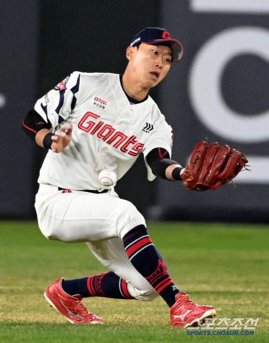 8일 부산 사직야구장에서 열린 KIA와 롯데의 경기, 7회초 롯데 유격수 박승욱이 KIA 김태군의 플라이를 놓치고 있다. 부산=허상욱 기자wook@sportschosun.com/2025.04.08/