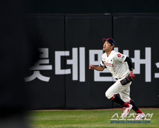 9일 부산 사직야구장에서 열린 KIA와 롯데의 경기, 2회초 2사 1루 롯데 좌익수 전준우가 KIA 김태군의 플라이 타구를 잡지 못하고 있다. 부산=허상욱 기자wook@sportschosun.com/2025.04.09/