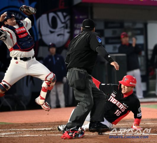 9일 부산 사직야구장에서 열린 KIA와 롯데의 경기, 2회초 2사 1루 KIA 김태군의 2루타때 1루주자 최원준이 선취 득점을 성공하고 있다. 부산=허상욱 기자wook@sportschosun.com/2025.04.09/