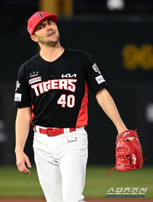 9일 부산 사직야구장에서 열린 KIA와 롯데의 경기, 2회말 KIA 네일이 롯데 정보근의 투수 앞 땅볼 타구를 직접 처리한 후 미소짓고 있다. 부산=허상욱 기자wook@sportschosun.com/2025.04.09/