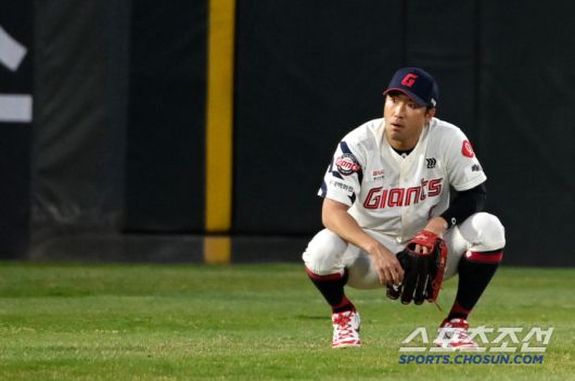 9일 부산 사직야구장에서 열린 KIA와 롯데의 경기, 2회초 2사 1루 롯데 좌익수 전준우가 KIA 김태군의 플라이 타구를 잡지 못하며 아쉬워하고 있다. 부산=허상욱 기자wook@sportschosun.com/2025.04.09/