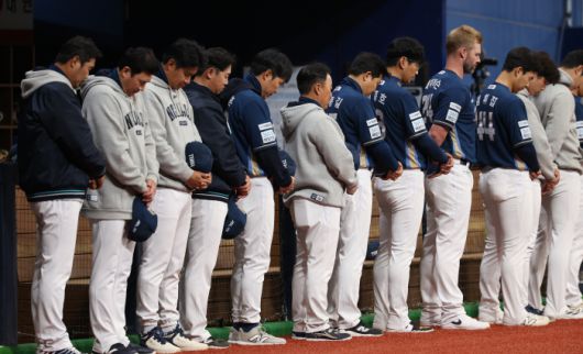 6일 서울 고척 스카이돔에서 열린 NC 다이노스와 키움 히어로즈의 경기. 경기 시작에 앞서 NC 선수들이 창원NC파크 시설물 낙하 사고 희생자를 기리는 묵념을 하고 있다. 연합뉴스