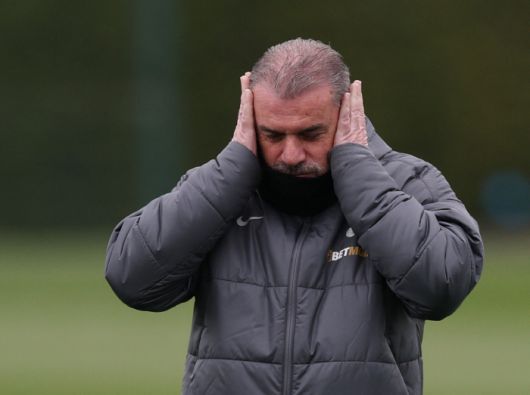 얼핏 들으면 토트넘 홋스퍼가 결국 손흥민(33)과의 재계약을 추진할 것 같다. 하지만 실상은 정반대다. 토트넘은 움직이지 않는다.   움직일 것이라고 믿는 건 엔제 포스테코글루 감독 본인 뿐이다. 게다가 자신이 경질될 수도 있다는 것을 감안하지 않았다. 자신이 해고되지 않고 팀에 남는다는 가정 하에 손흥민이 구단과 재계약 논의를 할 것이라는 말을 한 것이다. 한 마디로 뻔뻔한 말장난이다.  <저작권자(c) 연합뉴스, 무단 전재-재배포, AI 학습 및 활용 금지>