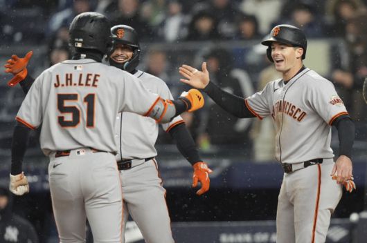 이정후가 홈런을 치고 동료들과 기뻐하고 있다.AP연합뉴스