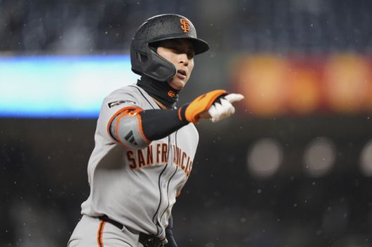 San Francisco Giants' Jung Hoo Lee, of Korea, gestures to teammates as he runs the bases after hitting a three-run home run during the first inning of a baseball game against the New York Yankees Friday, April 11, 2025, in New York. (AP Photo/Frank Franklin II)        <저작권자(c) 연합뉴스, 무단 전재-재배포, AI 학습 및 활용 금지>