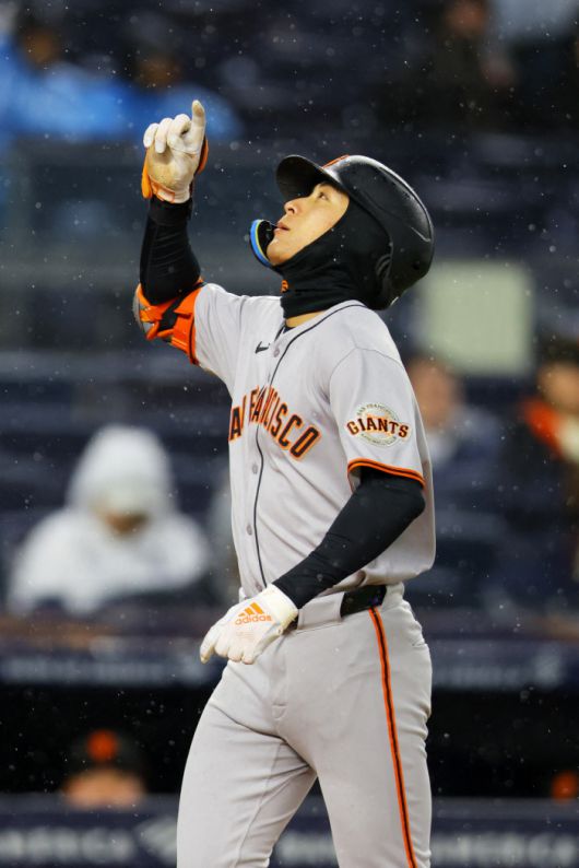 NEW YORK, NEW YORK - APRIL 11: Jung Hoo Lee #51 of the San Francisco Giants celebrates after hitting a three-run home run in the first inning against the New York Yankees at Yankee Stadium on April 11, 2025 in New York City.   Mike Stobe/Getty Images/AFP (Photo by Mike Stobe / GETTY IMAGES NORTH AMERICA / Getty Images via AFP)        <저작권자(c) 연합뉴스, 무단 전재-재배포, AI 학습 및 활용 금지>
