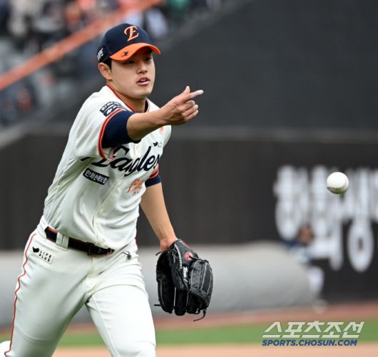 13일 대전 한화생명볼파크에서 열린 키움과 한화의 경기, 2회초 한화 문동주가 키움 전태현의 땅볼 타구를 잡아 1루로 던지고 있다. 대전=허상욱 기자wook@sportschosun.com/2025.04.13/