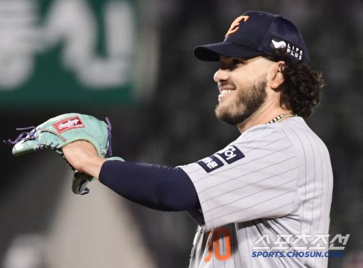 9일 잠실구장에서 열린 KBO리그 두산과 한화의 경기. 6회 투구 도중 미소 짓고 있는 한화 폰세. 잠실=송정헌 기자songs@sportschosun.com/2025.04.09/