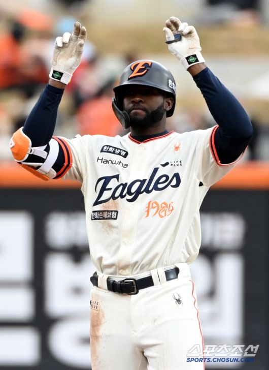 13일 대전 한화생명볼파크에서 열린 키움과 한화의 경기, 6회말 한화 플로리얼이 2루타를 치고 기뻐하고 있다. 대전=허상욱 기자wook@sportschosun.com/2025.04.13/