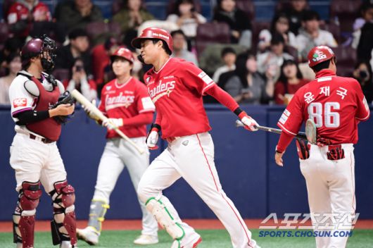 30일 고척스카이돔에서 열린 KBO리그 키움과 SSG의 경기. 6회 SSG 한유섬이 키움 김윤하를 상대로 솔로홈런을 날렸다. 득점하고 있는 한유섬. 고척=송정헌 기자songs@sportschosun.com/2025.03.30/