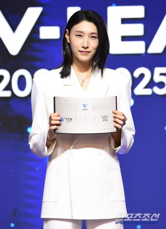 도드람 2024~2025 V리그 시상식이 14일 오후 서울 홍은동 스위스그랜드호텔에서 열렸다. 여자부 MVP에 뽑힌 김연경이 포즈 취하고 있다. 정재근 기자 cjg@sportschosun.com/2025.4.14/