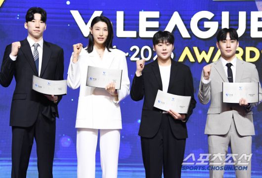 도드람 2024~2025 V리그 시상식이 14일 오후 서울 홍은동 스위스그랜드호텔에서 열렸다. MVP에 뽑힌 허수봉, 김연경과 영플레이어상을 수상한 김다은, 한태준(왼쪽부터)이 포즈 취하고 있다. 정재근 기자 cjg@sportschosun.com/2025.4.14/