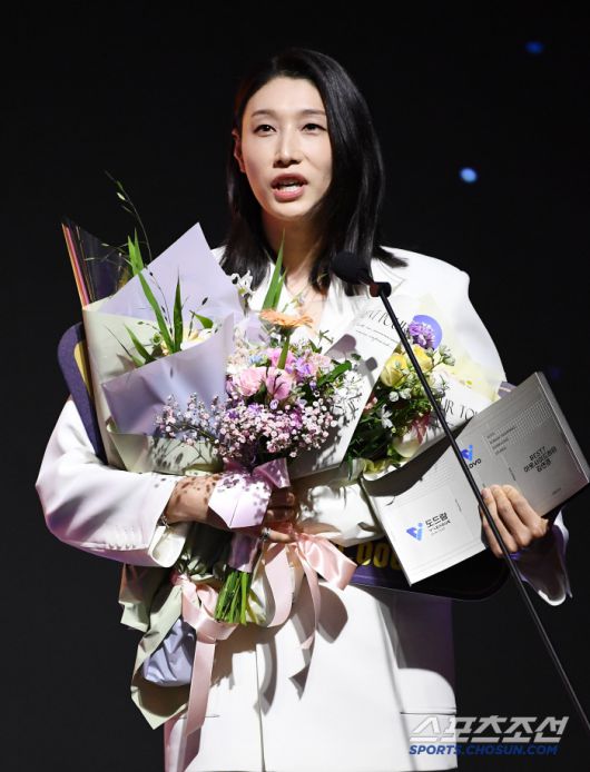 도드람 2024~2025 V리그 시상식이 14일 오후 서울 홍은동 스위스그랜드호텔에서 열렸다. 여자부 베스트7에 뽑힌 김연경이 수상 소감을 말하고  있다. 정재근 기자 cjg@sportschosun.com/2025.4.14/