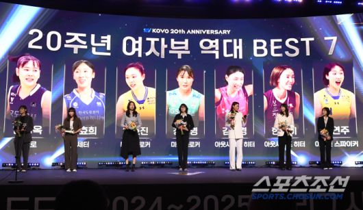 도드람 2024~2025 V리그 시상식이 14일 오후 서울 홍은동 스위스그랜드호텔에서 열렸다. 20주년 베스트7에 선정된 리베로 임명옥, 세터 이효희, 미들블로커 양효진 정대영, 아웃사이드히터 김연경 한송이, 아포짓 황연주(왼쪽부터)가 포즈 취하고 있다. 정재근 기자 cjg@sportschosun.com/2025.4.14/