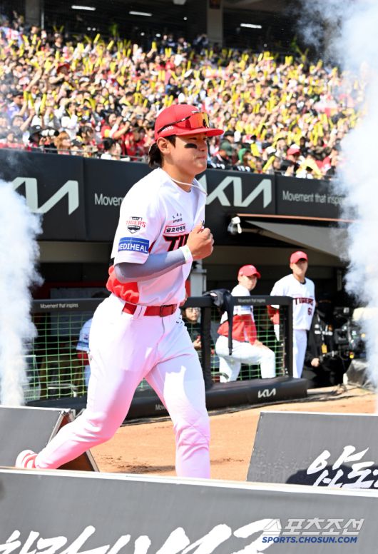 22일 광주KIA챔피언스필드에서 열린 NC와 KIA의 개막전, KIA 김도영이 경기 전 선수소개떄 그라운드로 나서고 있다. 광주=허상욱 기자wook@sportschosun.com/2025.03.22/