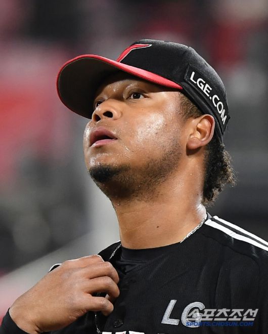 2일 수원 KT위즈파크에서 열린 LG-KT전. LG 선발투수 에르난데스가 1회 난타 당하자 괴로워하고 있다. 수원=정재근 기자 cjg@sportschosun.com/2025.4.2/