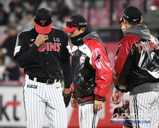 2일 수원 KT위즈파크에서 열린 LG-KT전. LG 선발투수 에르난데스가 1회 무려 8실점한 후 강판당하고 있다. 수원=정재근 기자 cjg@sportschosun.com/2025.4.2/