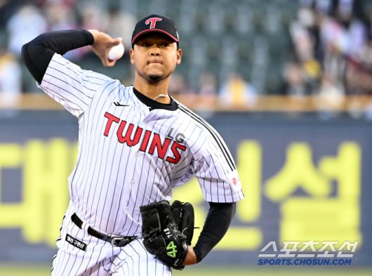 25일 잠실야구장에서 열린 한화와 LG의 경기, LG 선발투수 에르난데스가 역투하고 있다. 잠실=허상욱 기자wook@sportschosun.com/2025.03.25/