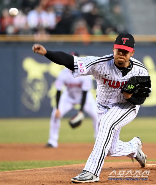 25일 잠실야구장에서 열린 한화와 LG의 경기, LG 선발투수 에르난데스가 역투하고 있다. 잠실=허상욱 기자wook@sportschosun.com/2025.03.25/