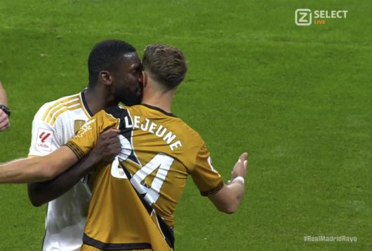 레알 마드리드의 수비수 안토니오 뤼디거가 클럽의 이미지를 제대로 망치고 있다. 코칭 스태프를 폭행하고, 일본 선수들을 조롱한 것은 이미 유명하다. 최근에는 훈련장에서 동료 선수와 몸싸움까지 벌이며 논란이 커지고 있다.  1993년생으로 30세가 넘는 나이임에도 여전히 배움이 부족한 모습을 보이며 팬들의 눈살을 찌푸리게 하고 있다. 구단 차원에서 날뛰는 뤼디거의 행동을 자제시킬 대책 마련이 시급하다. 사진=SNS