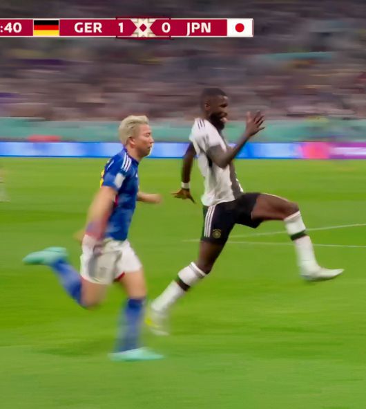 레알 마드리드의 수비수 안토니오 뤼디거가 클럽의 이미지를 제대로 망치고 있다. 코칭 스태프를 폭행하고, 일본 선수들을 조롱한 것은 이미 유명하다. 최근에는 훈련장에서 동료 선수와 몸싸움까지 벌이며 논란이 커지고 있다.  1993년생으로 30세가 넘는 나이임에도 여전히 배움이 부족한 모습을 보이며 팬들의 눈살을 찌푸리게 하고 있다. 구단 차원에서 날뛰는 뤼디거의 행동을 자제시킬 대책 마련이 시급하다. 사진=SNS