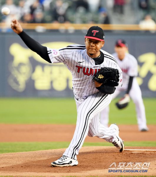 15일 잠실구장에서 열린 LG 트윈스와 삼성 라이온즈의 경기. LG 에르난데스가 역투하고 있다. 잠실=박재만 기자 pjm@sportschosun.com/2025.04.15/