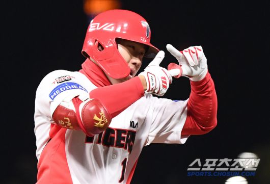 15일 광주 기아 챔피언스필드에서 열린 KT-KIA전. 7회말 무사 최원준이 솔로포를 친 후 환호하고 있다. 광주=정재근 기자 cjg@sportschosun.com/2025.4.15/