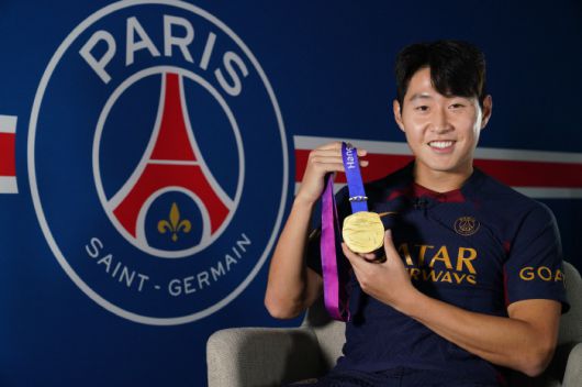 이강인이 프랑스 리그1 파리 생제르망(PSG)에서의 짧았던 여정을 마무리할 것으로 보인다. 프랑스 매체들이 일제히 결별 가능성에 무게를 실으면서 다음 시즌 이적이 확실시되고 있다.  현재로서는 한국 팬들이 가장 선호하는 행선지는 잉글랜드 프리미어리그(EPL)다. 유럽 축구 최정상에 속하는 리그이며 중하위권으로 이적 시 충분히 붙박이 주전으로 활약할 수 있다.  맨체스터 유나이티드와 크리스탈 팰리스 등으로의 이적설이 떠오르면서 가능성을 키우고 있다. 다만 현실적인 선택지인 사우디아라비아 리그로의 이적 가능성도 제기되고 있는 상황이다. 사진=SNS