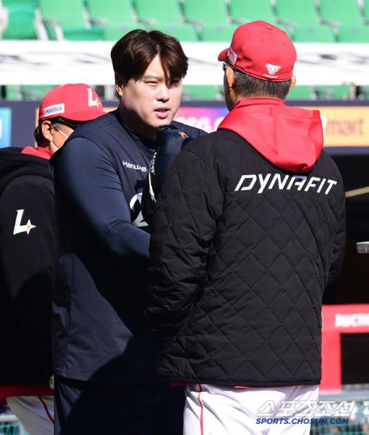 SSG 이숭용 감독과 인사하는 류현진.