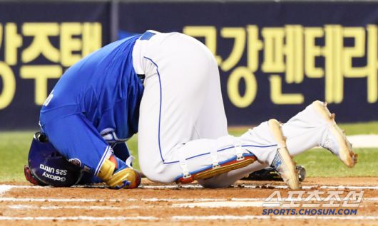 15일 잠실구장에서 열린 LG 트윈스와 삼성 라이온즈의 경기. 6회초 1사 삼성 이재현이 투구에 맞은 뒤 통증을 호소하고 있다. 잠실=박재만 기자 pjm@sportschosun.com/2025.04.15/