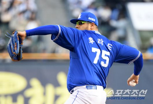 15일 잠실구장에서 열린 LG 트윈스와 삼성 라이온즈의 경기. 삼성 후라도가 역투하고 있다. 잠실=박재만 기자 pjm@sportschosun.com/2025.04.15/