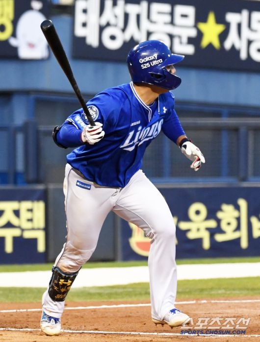 15일 잠실구장에서 열린 LG 트윈스와 삼성 라이온즈의 경기. 3회초 1사 삼성 김영웅이 중견수 뜬공으로 물러나고 있다. 잠실=박재만 기자 pjm@sportschosun.com/2025.04.15/