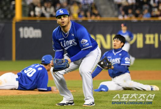 6회 2사 1,2루 LG 박동원 내야 뜬공을 삼성 유격수 이재현이 몸을 날려 잡아내자 후라도가 안도의 한숨을 내쉬고 있다.