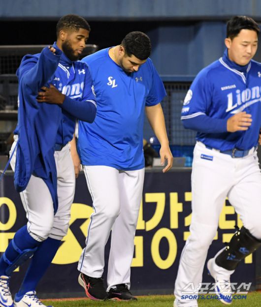 7이닝 1실점 잘 던지고도 패전 투수가 된 후라도는 고개를 떨궜다.