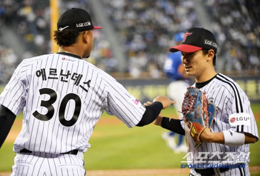반면 LG 선발 에르난데스는 호수비에 운까지 따랐다.