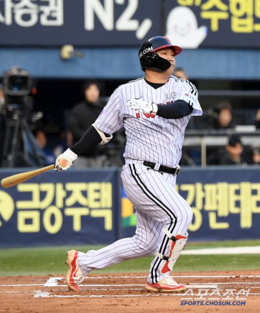 15일 잠실구장에서 열린 LG 트윈스와 삼성 라이온즈의 경기. 1회말 1사 1,2루 LG 문보경이 적시타를 날리고 있다. 잠실=박재만 기자 pjm@sportschosun.com/2025.04.15/