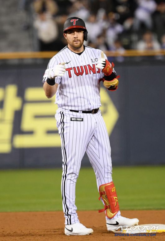 15일 잠실구장에서 열린 LG 트윈스와 삼성 라이온즈의 경기. 8회말 LG 오스틴이 안타를 날린 뒤 환호하고 있다. 잠실=박재만 기자 pjm@sportschosun.com/2025.04.15/