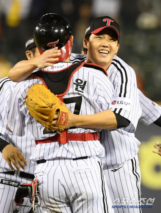 26일 잠실구장에서 열린 LG 트윈스와 한화 이글스의 경기. 생애 첫 완봉승을 거둔 LG 선발 임찬규가 환호하고 있다. 잠실=박재만 기자 pjm@sportschosun.com/2025.03.26/