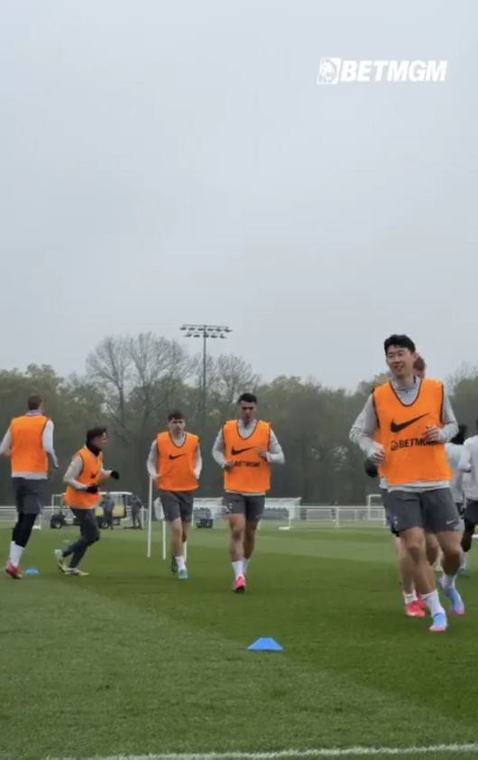 토트넘 홋스퍼의 '캡틴'이 부상을 이겨내고 돌아왔다.  강철과 같은 의지와 우승을 향한 뜨거운 열망이 만들어낸 결과다. '캡틴' 손흥민(33)이 발등 부상을 극복하고, 훈련장에 돌아왔다. 이틀 뒤로 다가온 유럽축구연맹(UEFA) 유로파리그 8강 2차전에서 반드시 승리하겠다는 각오로 훈련장에서 팀 동료들의 앞에 섰다.  토트넘 SNS캡쳐