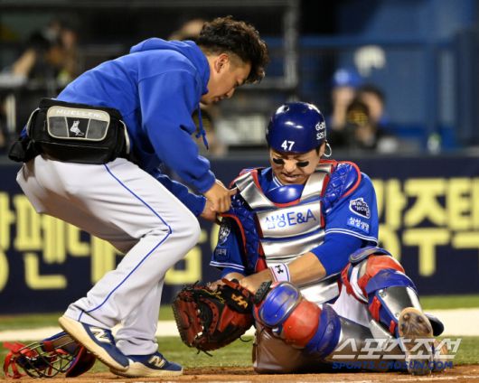 16일 잠실야구장에서 열린 삼성과 LG의 경기, 4회말 1사 2,3루 LG 신민재의 내야땅볼때 홈으로 쇄도한 문성주와 충돌한 삼성 포수 강민호가 고통을 호소하고 있다. 잠실=허상욱 기자wook@sportschosun.com/2025.04.16/