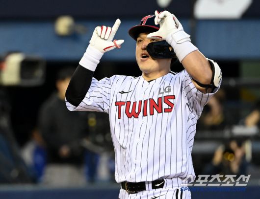 16일 잠실야구장에서 열린 삼성과 LG의 경기, 2회말 2사 1루 LG 박동원이 삼성 최원태에게 동점 2점홈런을 날린 후 기쁨을 만끽하고 있다. 잠실=허상욱 기자wook@sportschosun.com/2025.04.16/