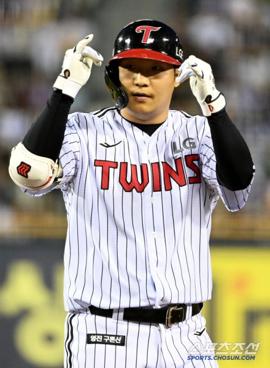 16일 잠실야구장에서 열린 삼성과 LG의 경기, 3회말 2사 1,2루 LG 문보경이 1타점 역전타를 치고 기쁨을 나누고 있다. 잠실=허상욱 기자wook@sportschosun.com/2025.04.16/